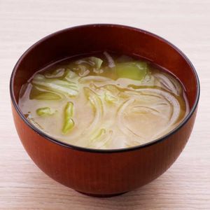 玉ねぎとキャベツの味噌汁