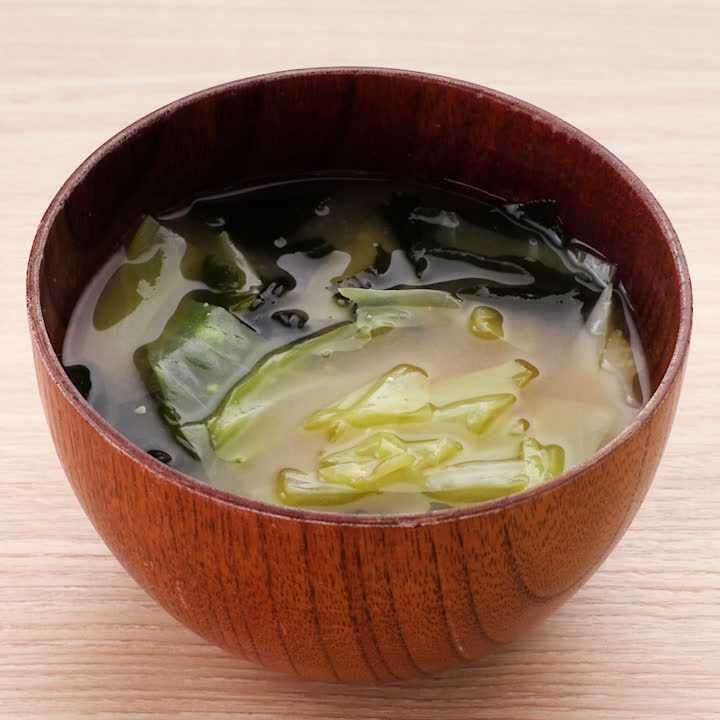 キャベツとわかめの味噌汁