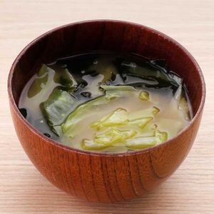 「キャベツとわかめの味噌汁」のレシピ動画