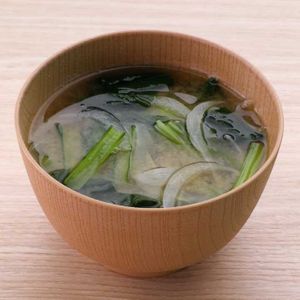 「小松菜と玉ねぎの味噌汁」のレシピ動画