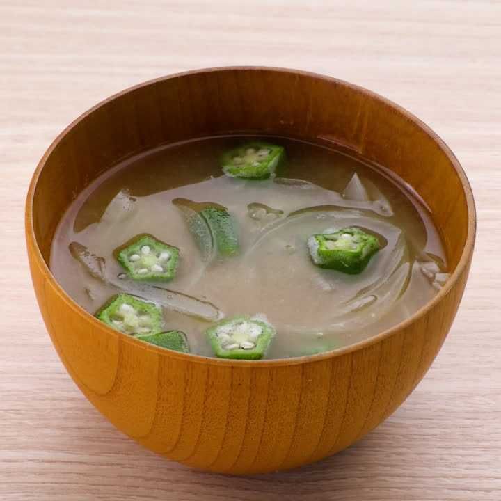 玉ねぎとオクラの味噌汁
