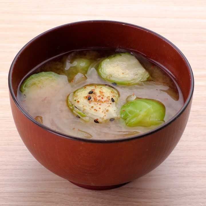 芽キャベツと玉ねぎの味噌汁