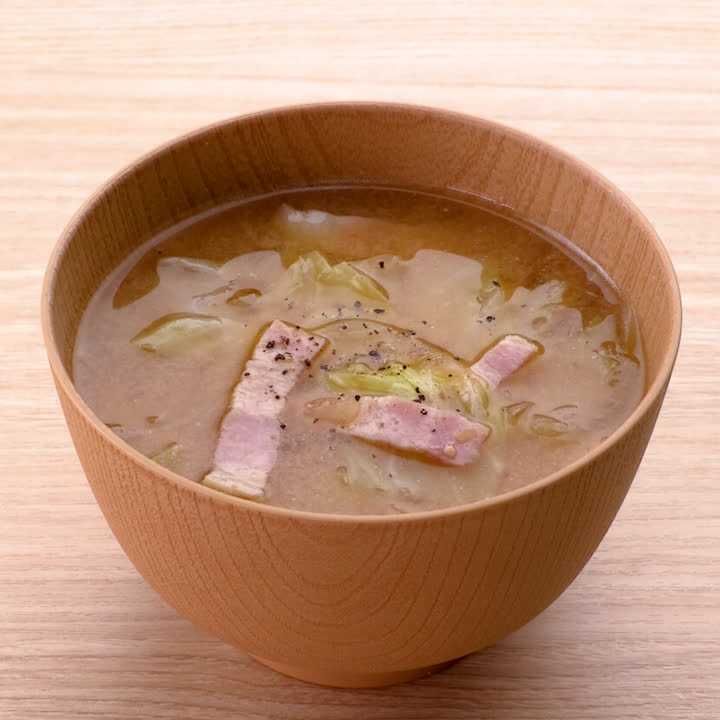 キャベツとベーコンの味噌汁