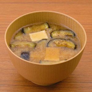 「なすと厚揚げの味噌汁」のレシピ動画