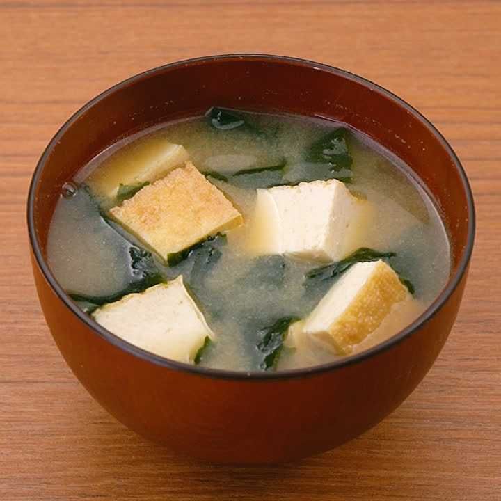 厚揚げとわかめの味噌汁