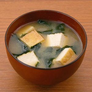 「厚揚げとわかめの味噌汁」のレシピ動画