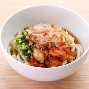 「キムチぶっかけうどん」のレシピ動画