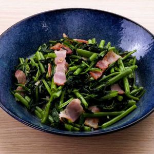 「空芯菜とベーコンの炒め物」のレシピ動画