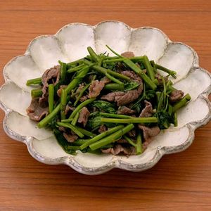 「空芯菜と牛肉のにんにく炒め」のレシピ動画