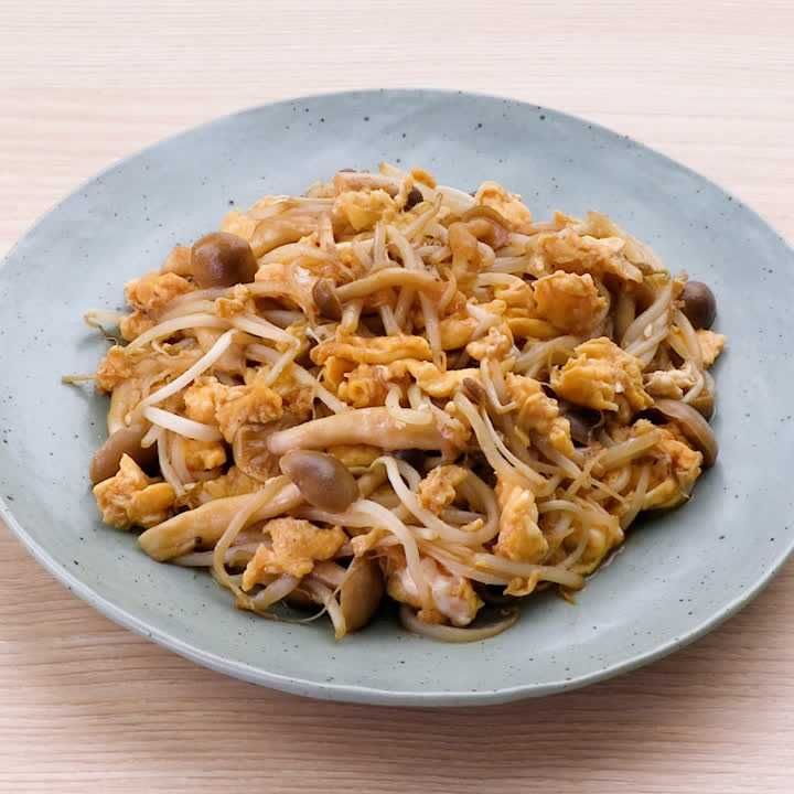 パパッと作れる♪ もやしとしめじのオイスター卵炒めのレシピ動画