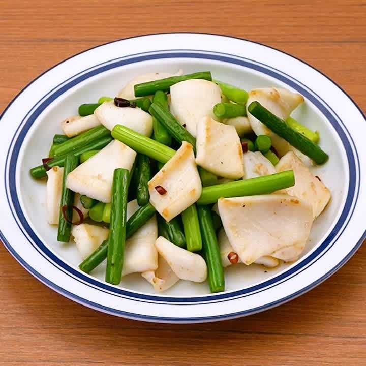 イカとにんにくの芽の炒め物