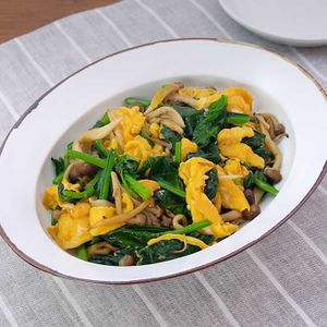 「ほうれん草としめじの卵炒め」のレシピ動画