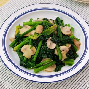 「ほうれん草とマッシュルームのバターソテー」のレシピ動画