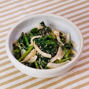 ほうれん草と玉ねぎのごまマヨあえ