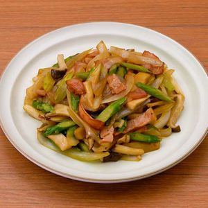 「アスパラとエリンギのバター醤油炒め」のレシピ動画