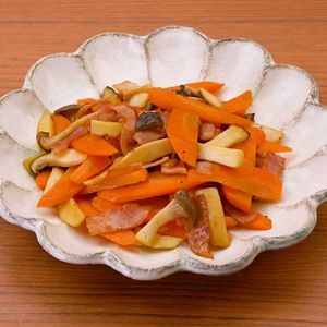 「にんじんとエリンギのバター醤油炒め」のレシピ動画