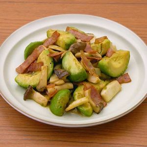 「アボカドとエリンギのバター醤油炒め」のレシピ動画