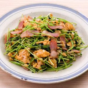 「豆苗とベーコンの卵炒め」のレシピ動画