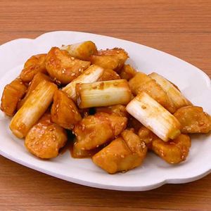 「鶏肉とネギの韓国風甘辛炒め」のレシピ動画