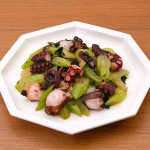 「セロリとタコのガーリック炒め」のレシピ動画