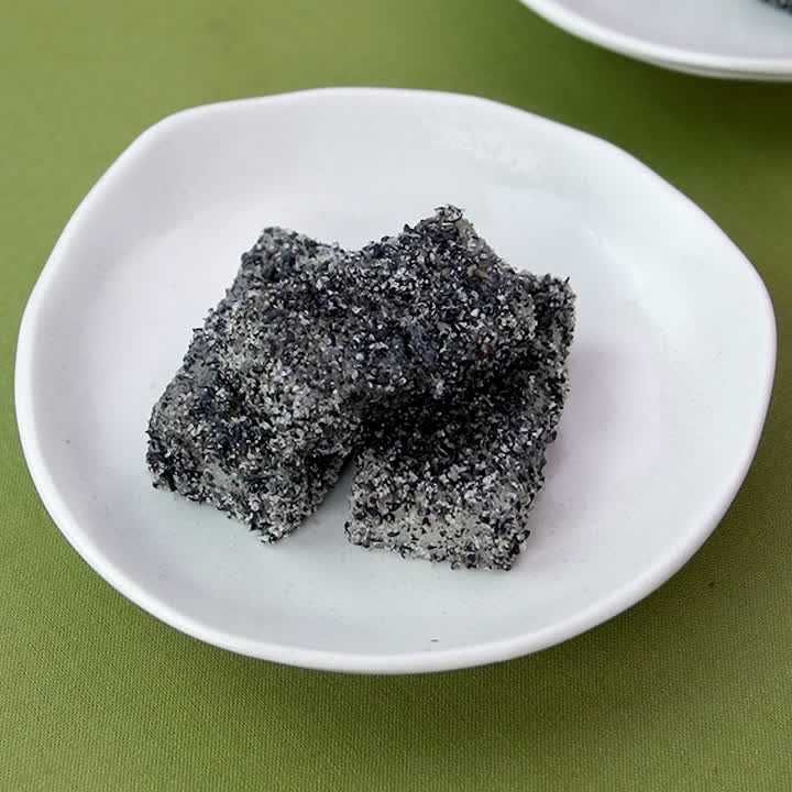 香ばしさがやみつきになる♪ 黒ごま餅のレシピ動画・作り方 | デ