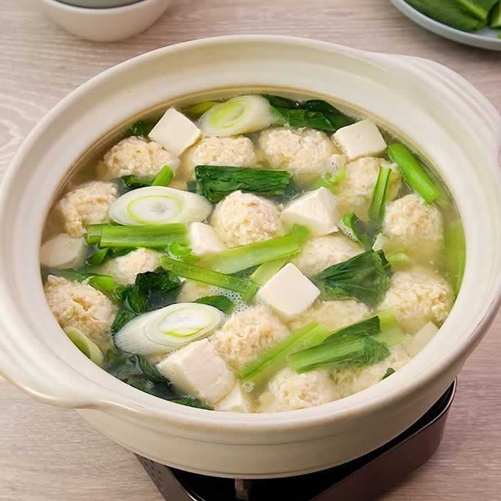 鶏の旨みがおいしい 小松菜と鶏肉団子のさっぱり鍋のレシピ動画 作り方 Delish Kitchen
