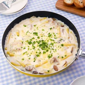「フライパン一つでチキンマカロニグラタン」のレシピ動画