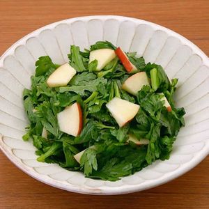 春菊とりんごのサラダ
