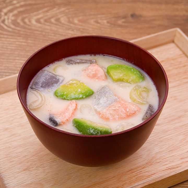 鮭とアボカドの粕汁