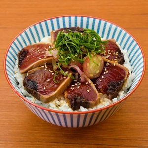 「カツオのたたきの漬け丼」のレシピ動画