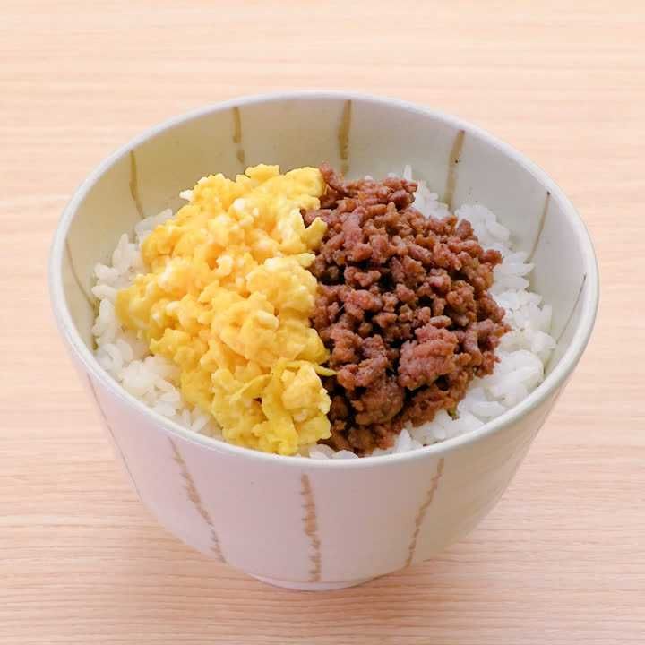 2色の牛そぼろ丼