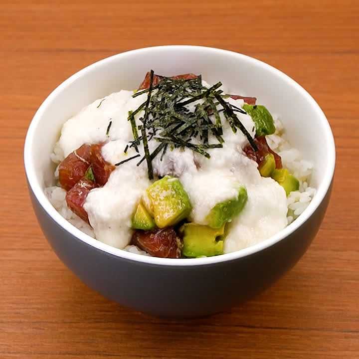マグロとアボカドの山かけ丼