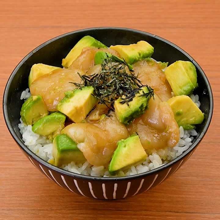 ホタテとアボカドの漬け丼