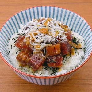 マグロとしらすのわさび醤油丼