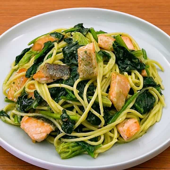 ほうれん草と鮭のバジルクリームパスタ