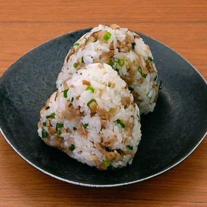「いぶりがっこのやみつきおにぎり」のレシピ動画
