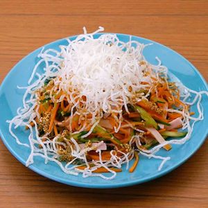 「揚げ春雨サラダ」のレシピ動画