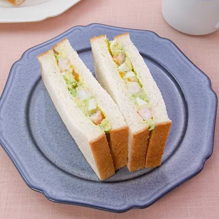 えびとアボカドの卵サラダサンド