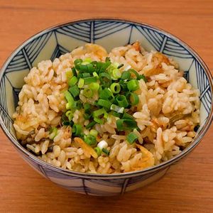 「桜えびと塩昆布のツナ炊き込みごはん」のレシピ動画