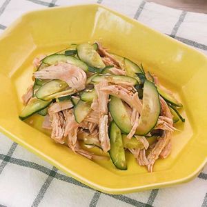 「きゅうりと鶏むね肉のサラダ」のレシピ動画