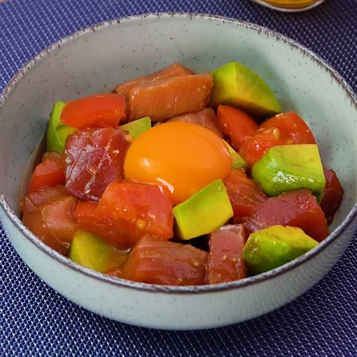 アボカドとマグロのユッケ風