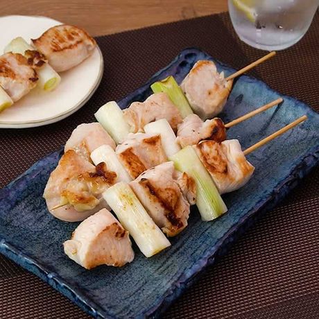 さっぱり塩味 鶏むね肉の焼き鳥のレシピ動画 作り方 Delish Kitchen