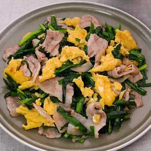 「豚バラニラ玉炒め」のレシピ動画