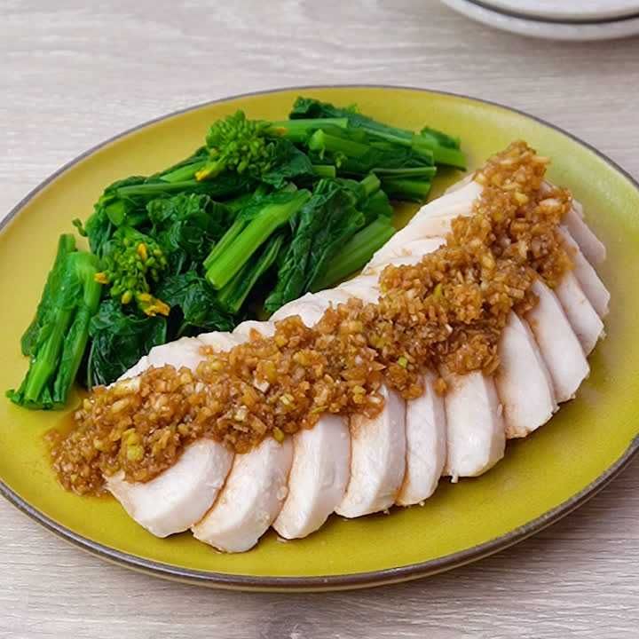 【蒸し鶏のレシピ】簡単しっとり！レンジでも作れるアレンジ30選