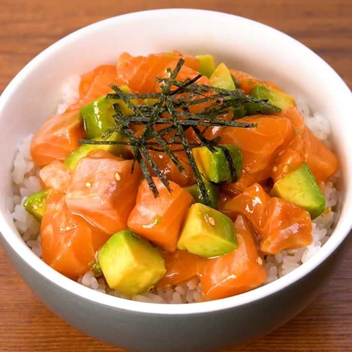 コチュジャンが味の決め手！ アボカドサーモンの甘辛ユッケ丼のレシピ動画・作り方 | デリッシュキッチン