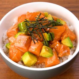 アボカドサーモンの甘辛ユッケ丼