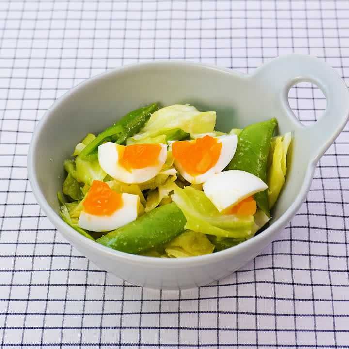 スナップエンドウとゆで卵のホットレモンサラダ