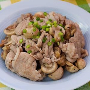 「豚肉とマッシュルームのにんにく炒め」のレシピ動画