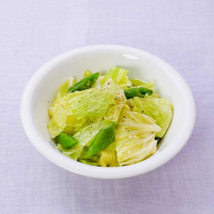 キャベツとスナップエンドウのホットサラダ