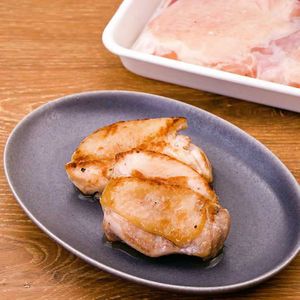 「下味冷凍 鶏もも肉の旨塩ガーリック漬け」のレシピ動画